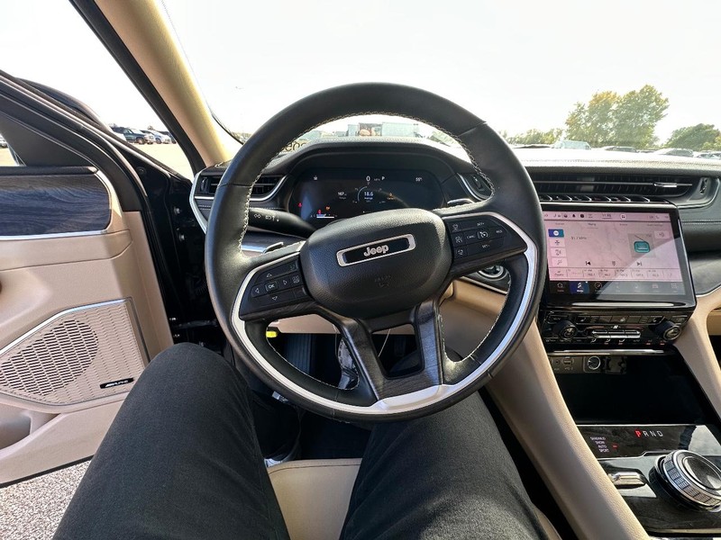 Jeep Grand Cherokee L Vehicle Full-screen Gallery Image 21