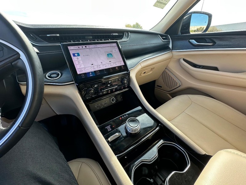 Jeep Grand Cherokee L Vehicle Full-screen Gallery Image 23