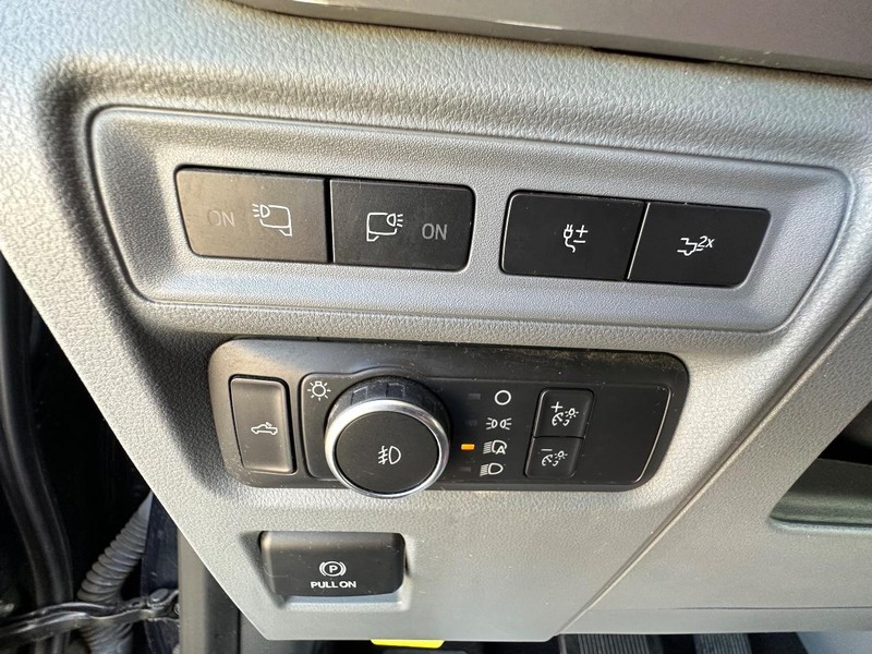 Ford F-150 Vehicle Full-screen Gallery Image 9