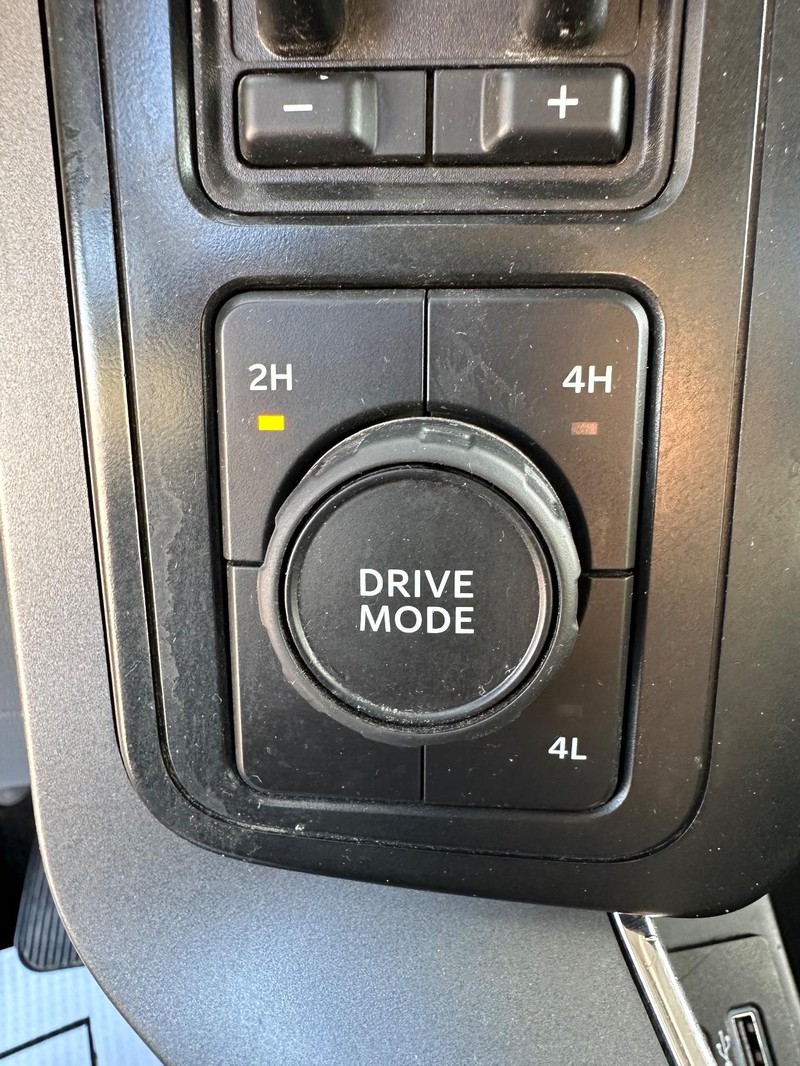 Ford F-150 Vehicle Full-screen Gallery Image 14