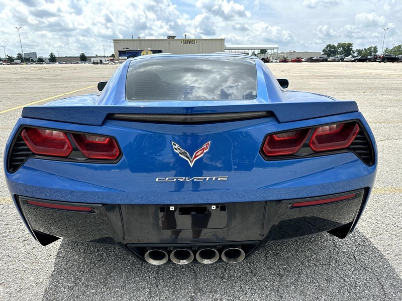 Chevrolet Corvette Stingray Vehicle Full-screen Gallery Image 02