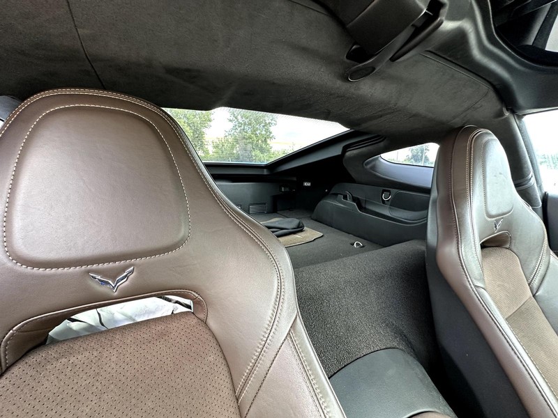 Chevrolet Corvette Stingray Vehicle Full-screen Gallery Image 03