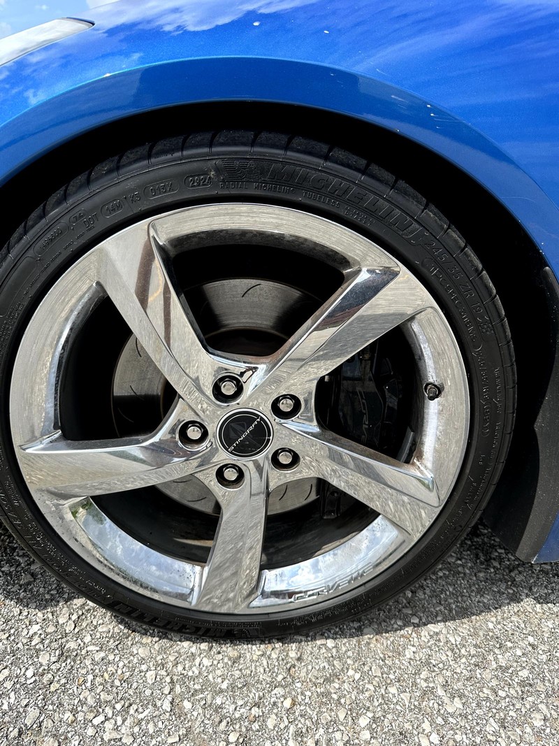 Chevrolet Corvette Stingray Vehicle Full-screen Gallery Image 04