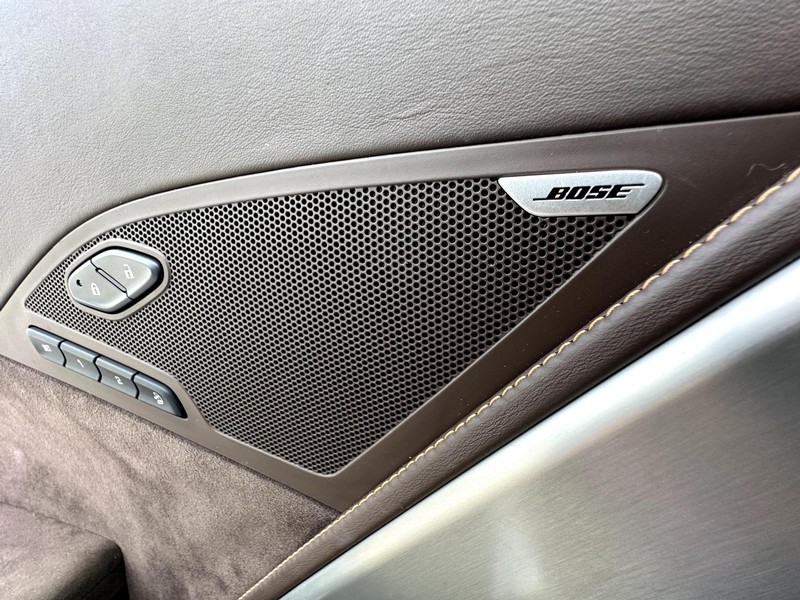 Chevrolet Corvette Stingray Vehicle Full-screen Gallery Image 05