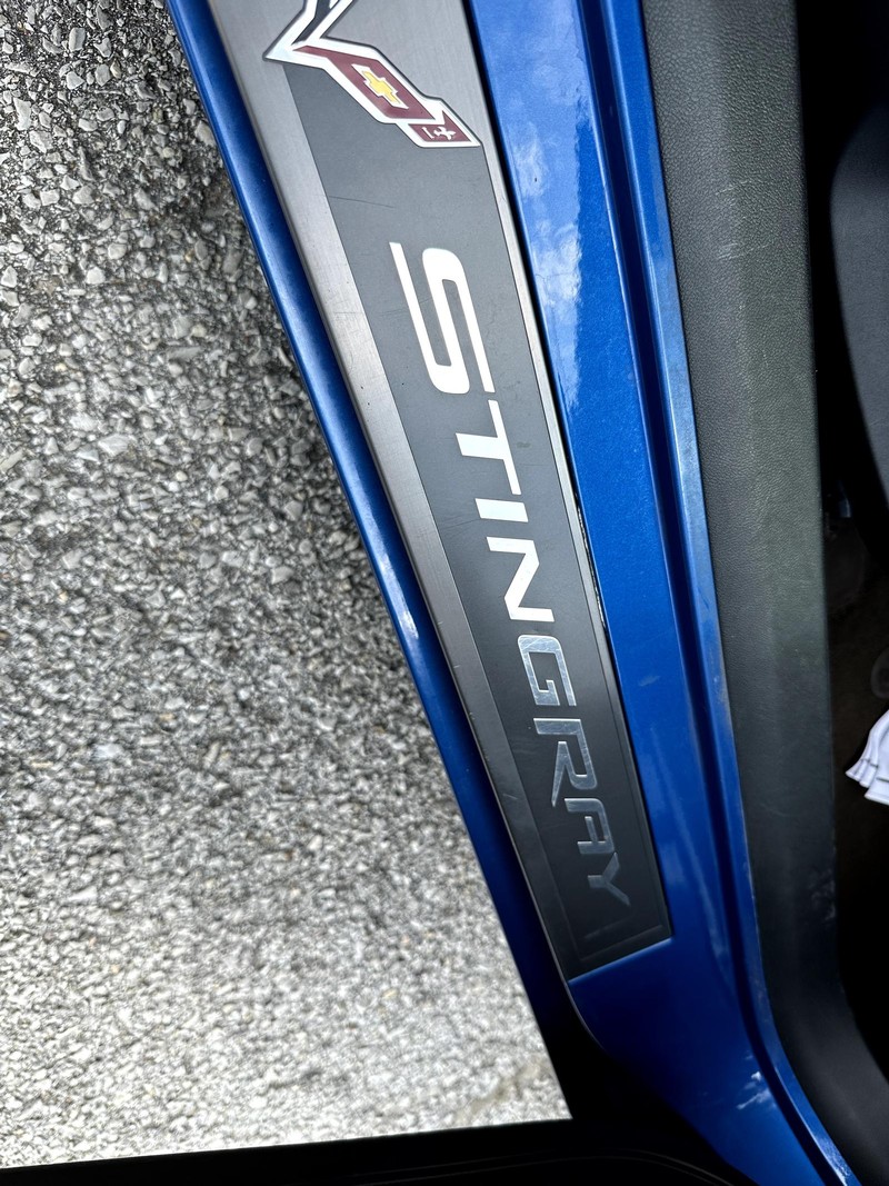 Chevrolet Corvette Stingray Vehicle Full-screen Gallery Image 06