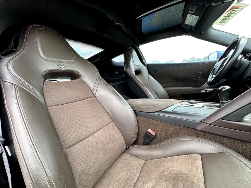 Chevrolet Corvette Stingray Vehicle Full-screen Gallery Image 07