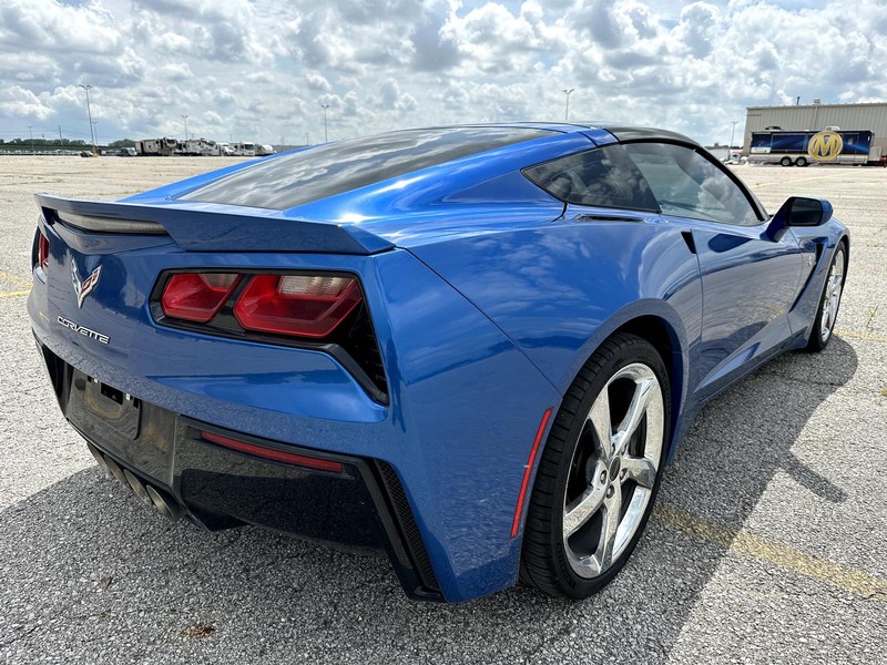 Chevrolet Corvette Stingray Vehicle Full-screen Gallery Image 08