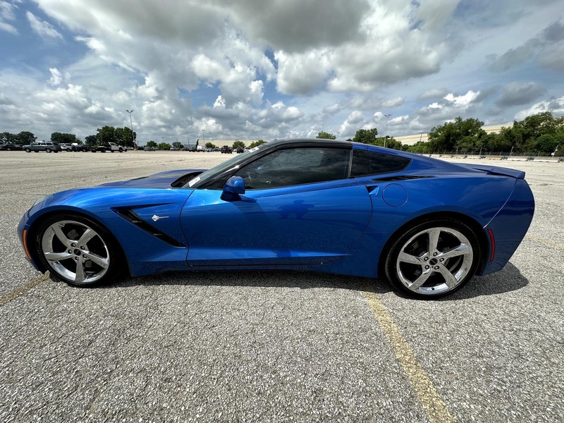 Chevrolet Corvette Stingray Vehicle Full-screen Gallery Image 10