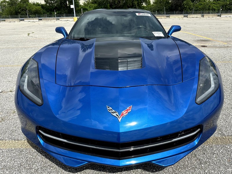 Chevrolet Corvette Stingray Vehicle Full-screen Gallery Image 12