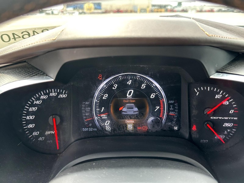 Chevrolet Corvette Stingray Vehicle Full-screen Gallery Image 13