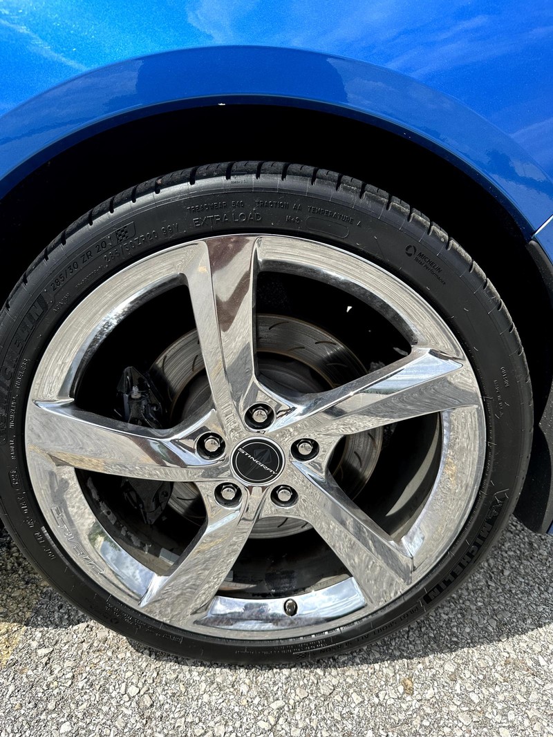 Chevrolet Corvette Stingray Vehicle Full-screen Gallery Image 15