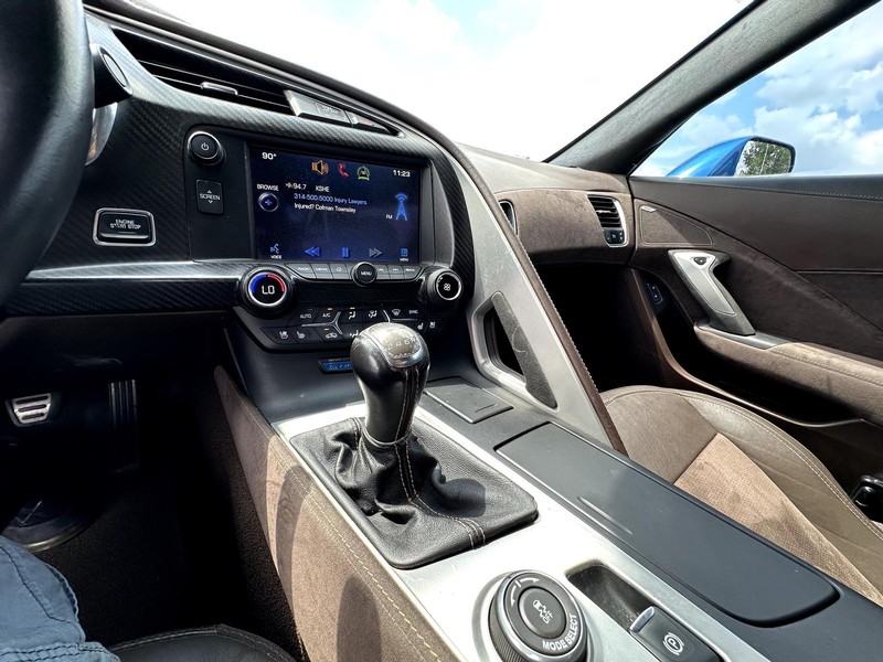 Chevrolet Corvette Stingray Vehicle Full-screen Gallery Image 17