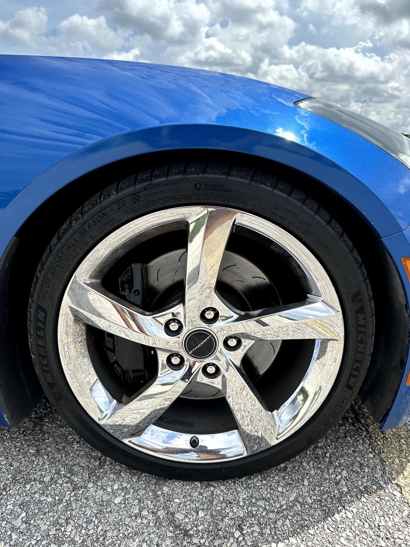 Chevrolet Corvette Stingray Vehicle Full-screen Gallery Image 18