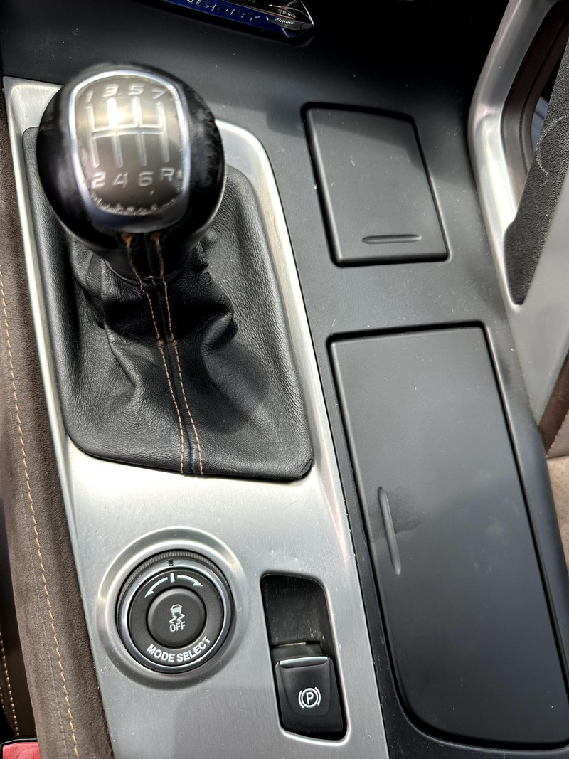 Chevrolet Corvette Stingray Vehicle Full-screen Gallery Image 19