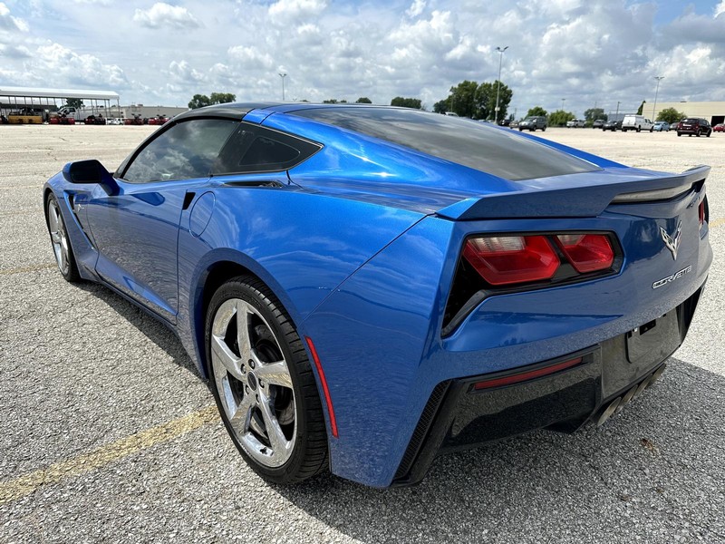 Chevrolet Corvette Stingray Vehicle Full-screen Gallery Image 20