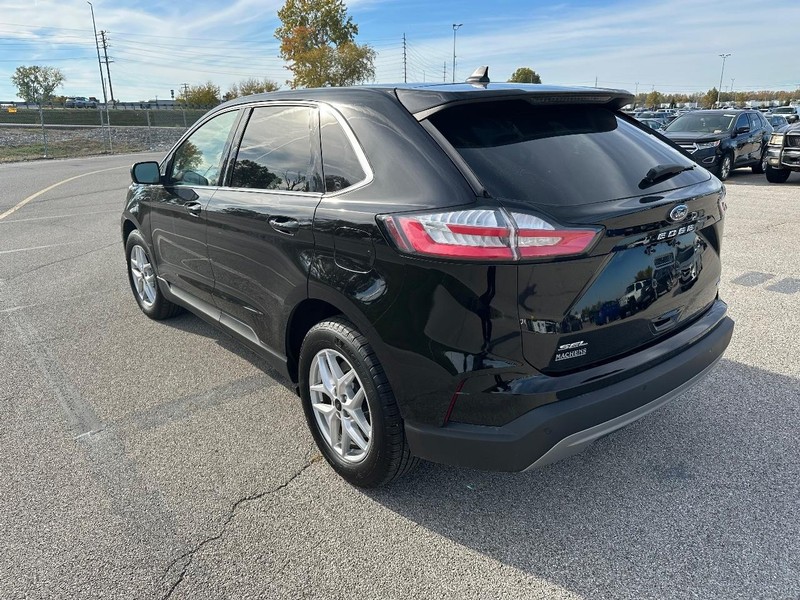 Ford Edge Vehicle Full-screen Gallery Image 3