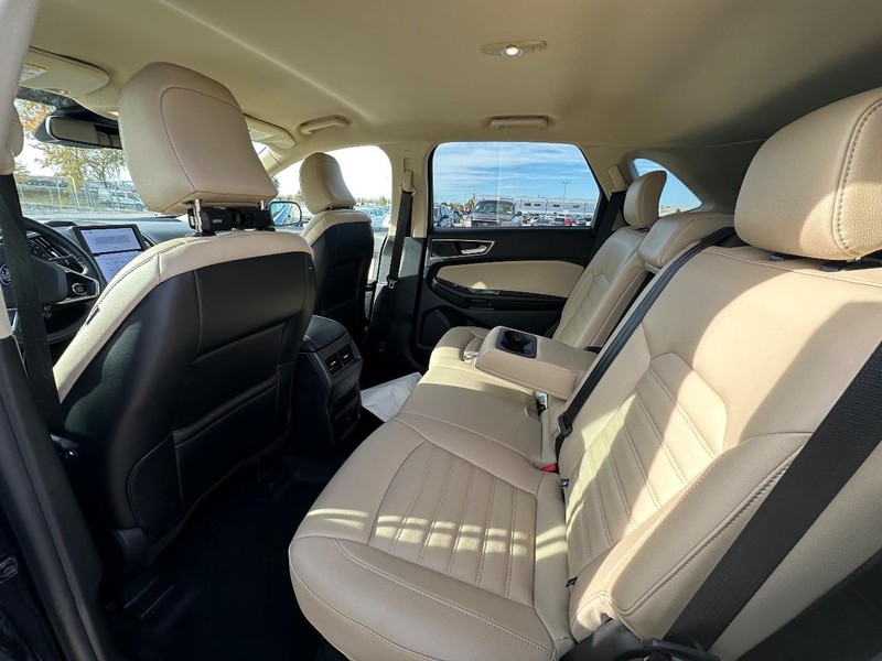 Ford Edge Vehicle Full-screen Gallery Image 9