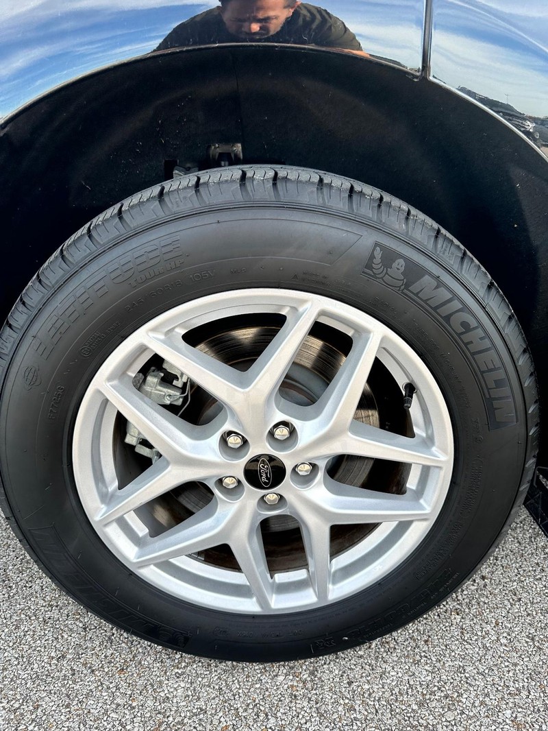 Ford Edge Vehicle Full-screen Gallery Image 12