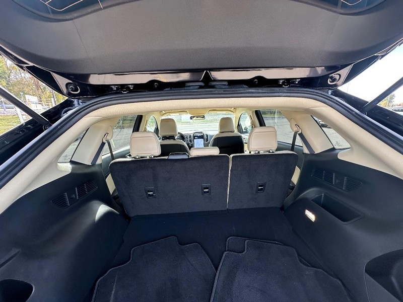 Ford Edge Vehicle Full-screen Gallery Image 13