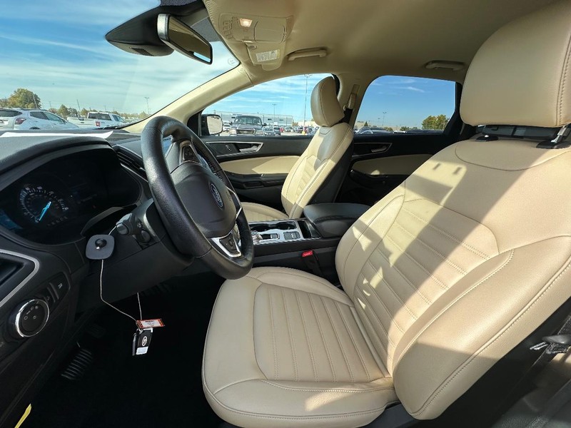 Ford Edge Vehicle Full-screen Gallery Image 14