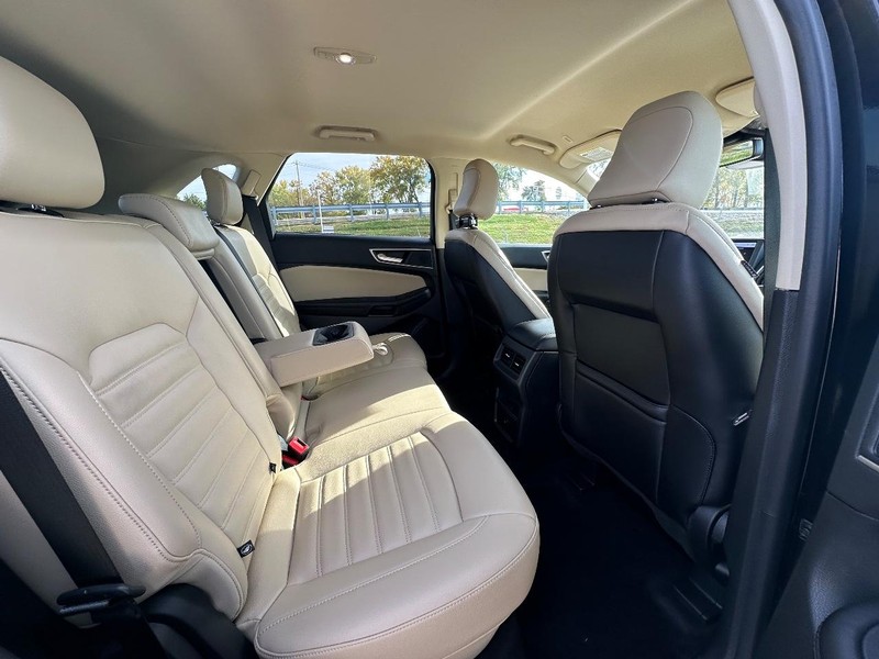 Ford Edge Vehicle Full-screen Gallery Image 15