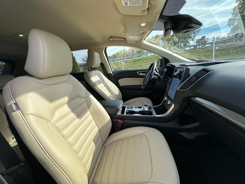 Ford Edge Vehicle Full-screen Gallery Image 16