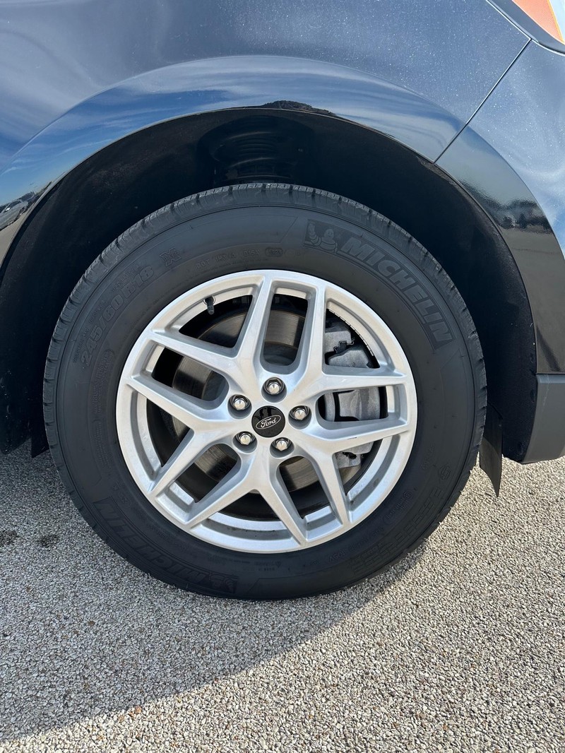 Ford Edge Vehicle Full-screen Gallery Image 17