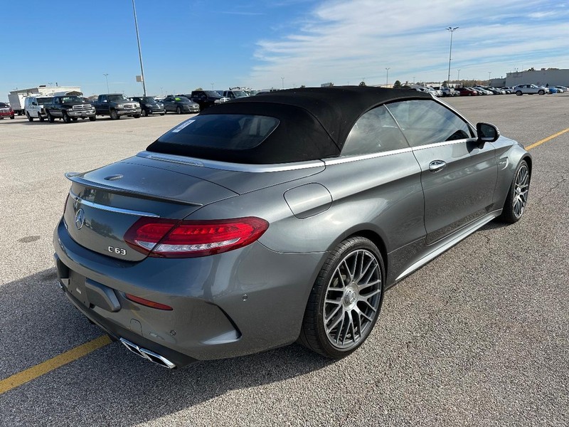 Mercedes-Benz C-Class Vehicle Full-screen Gallery Image 3