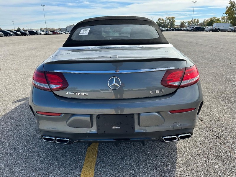 Mercedes-Benz C-Class Vehicle Full-screen Gallery Image 4