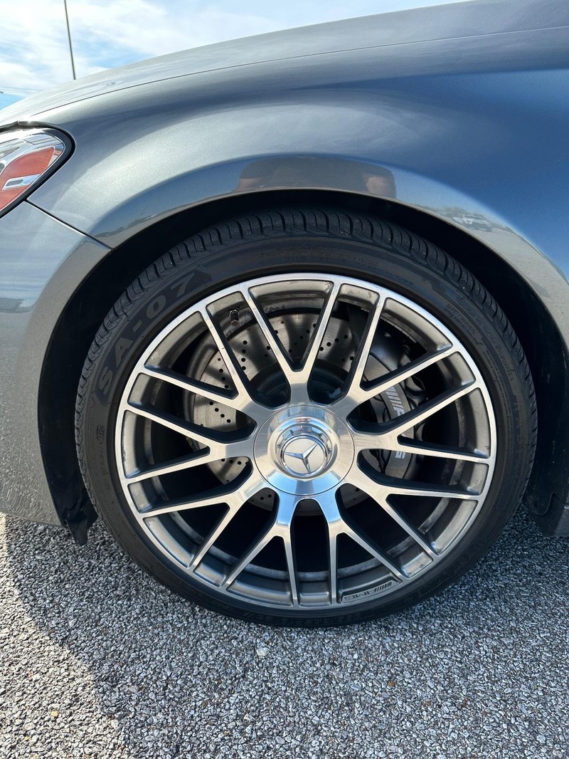 Mercedes-Benz C-Class Vehicle Full-screen Gallery Image 5