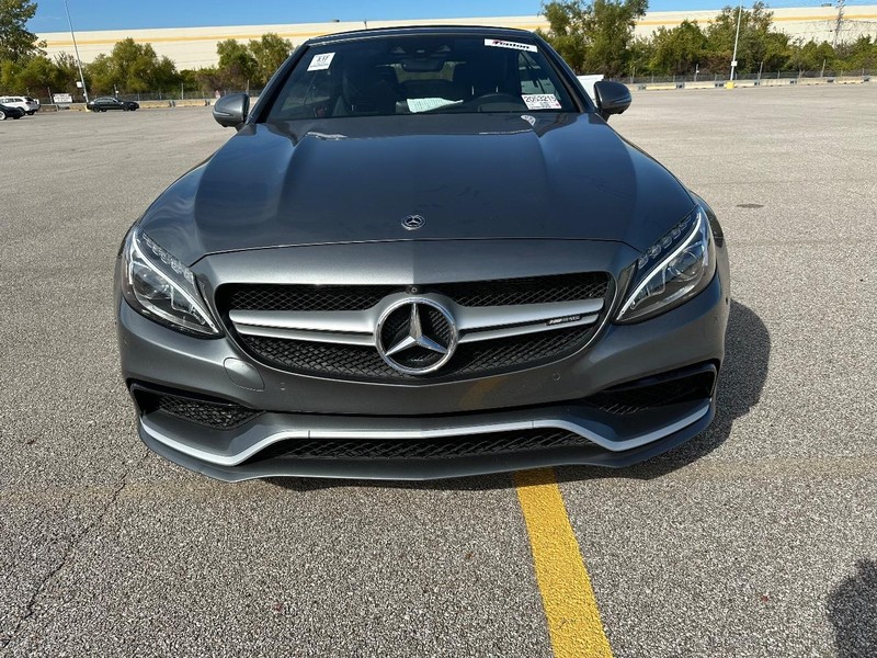 Mercedes-Benz C-Class Vehicle Full-screen Gallery Image 6