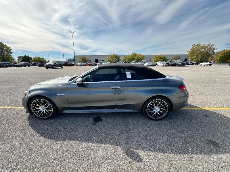 Mercedes-Benz C-Class Vehicle Full-screen Gallery Image 8