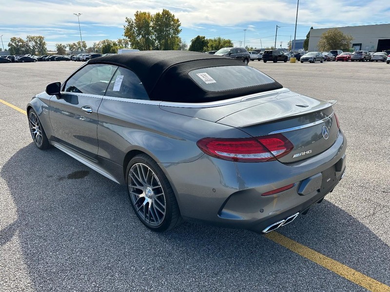 Mercedes-Benz C-Class Vehicle Full-screen Gallery Image 9
