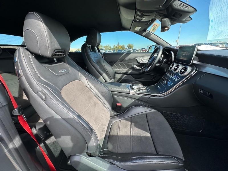 Mercedes-Benz C-Class Vehicle Full-screen Gallery Image 10