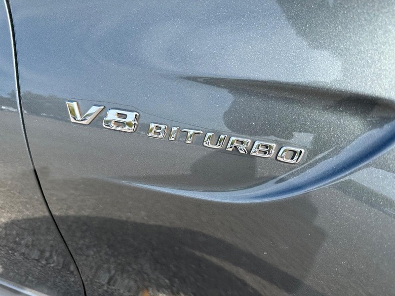 Mercedes-Benz C-Class Vehicle Full-screen Gallery Image 11