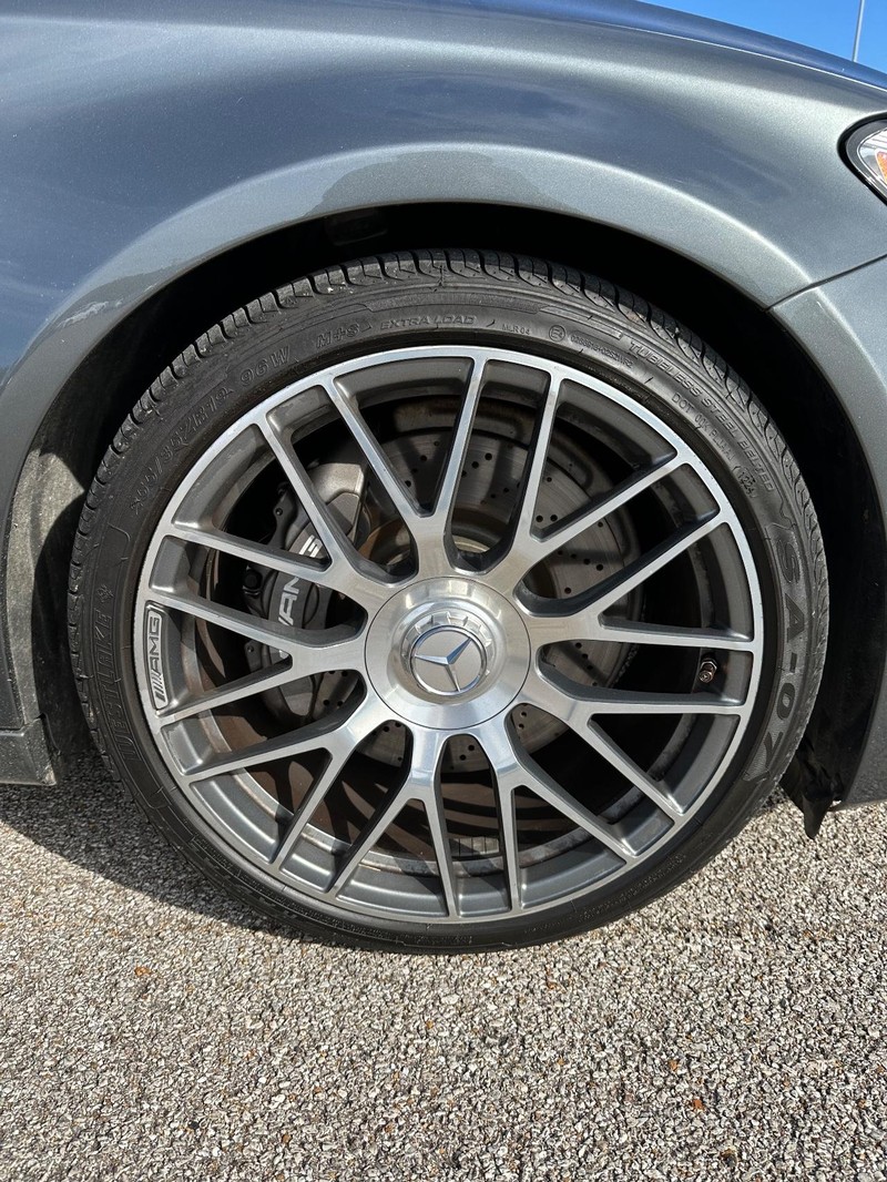 Mercedes-Benz C-Class Vehicle Full-screen Gallery Image 12