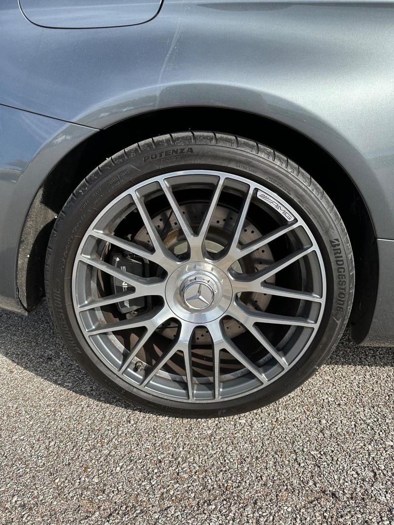 Mercedes-Benz C-Class Vehicle Full-screen Gallery Image 13