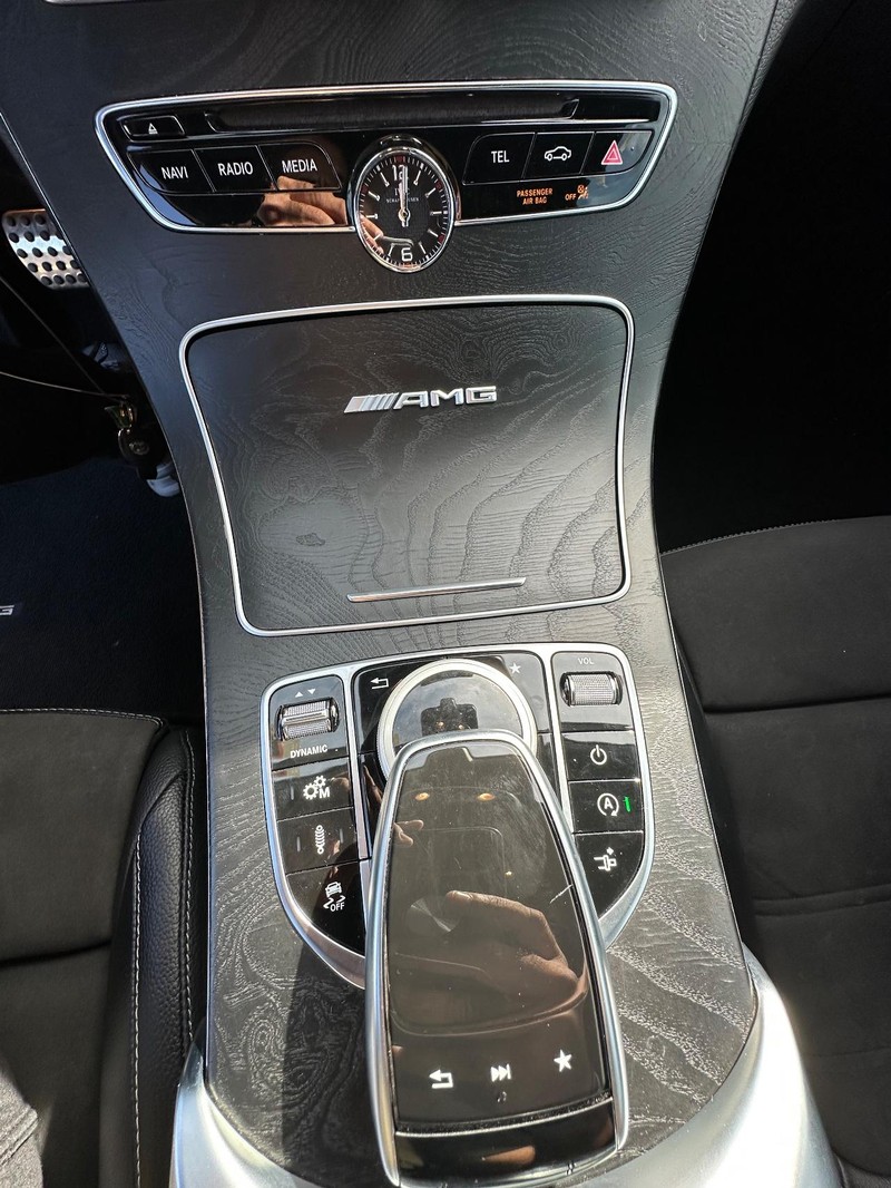 Mercedes-Benz C-Class Vehicle Full-screen Gallery Image 15