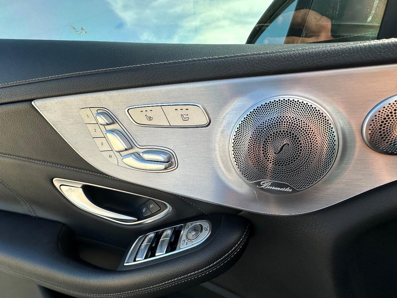 Mercedes-Benz C-Class Vehicle Full-screen Gallery Image 16