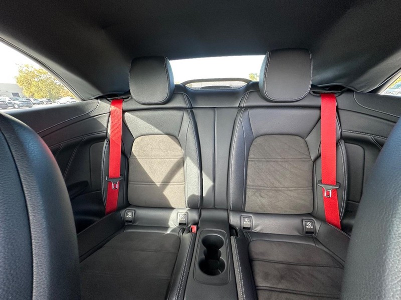 Mercedes-Benz C-Class Vehicle Full-screen Gallery Image 17