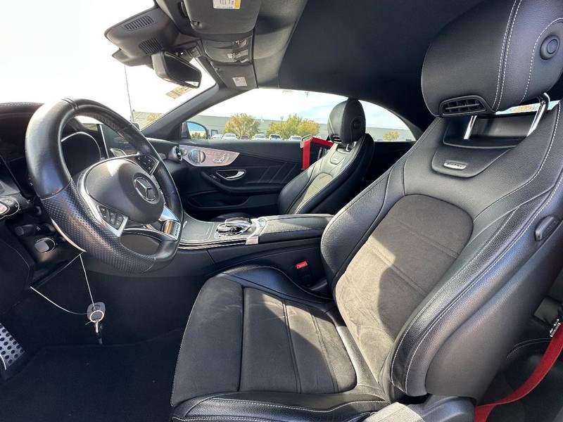 Mercedes-Benz C-Class Vehicle Full-screen Gallery Image 18