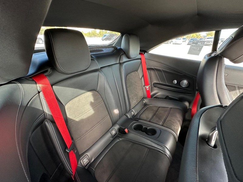 Mercedes-Benz C-Class Vehicle Full-screen Gallery Image 19