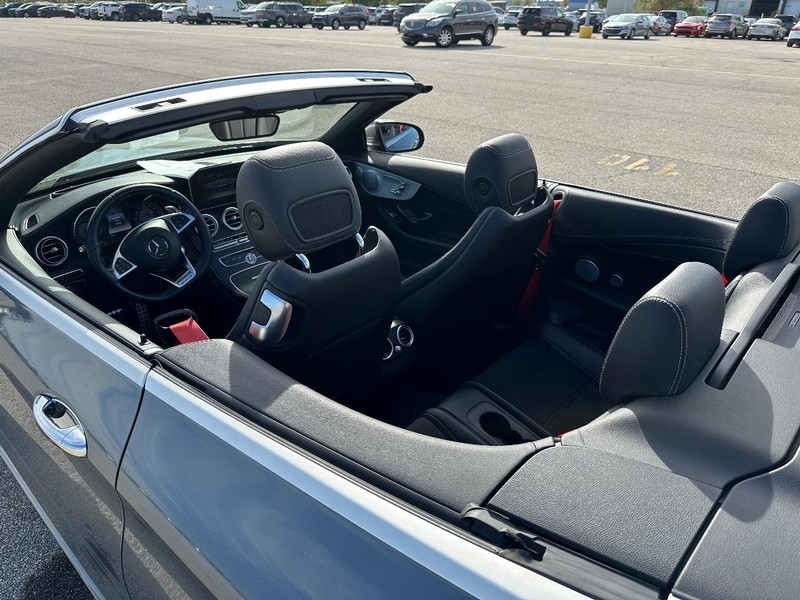 Mercedes-Benz C-Class Vehicle Full-screen Gallery Image 20