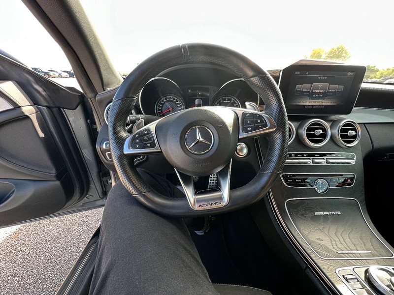 Mercedes-Benz C-Class Vehicle Full-screen Gallery Image 21