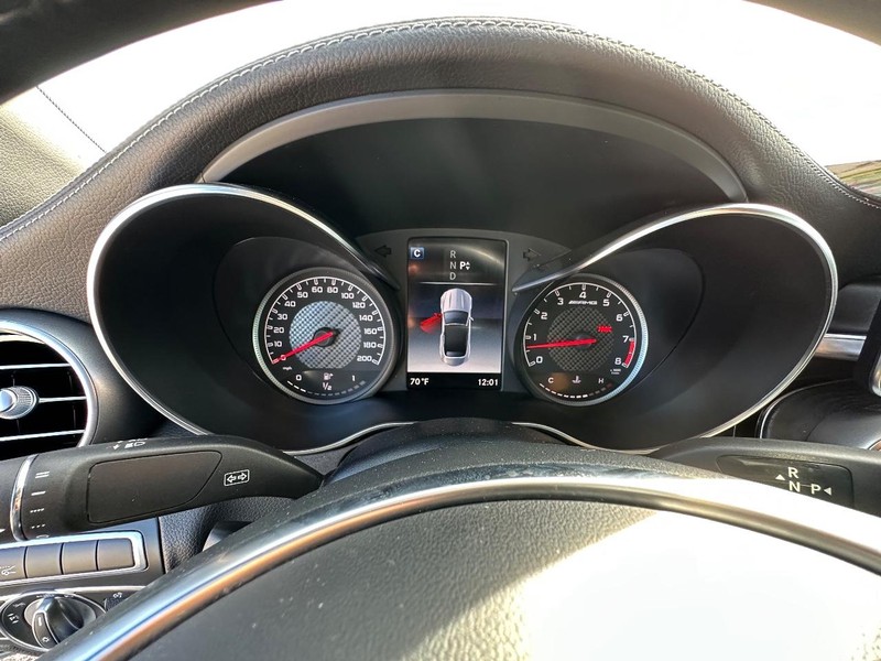 Mercedes-Benz C-Class Vehicle Full-screen Gallery Image 22