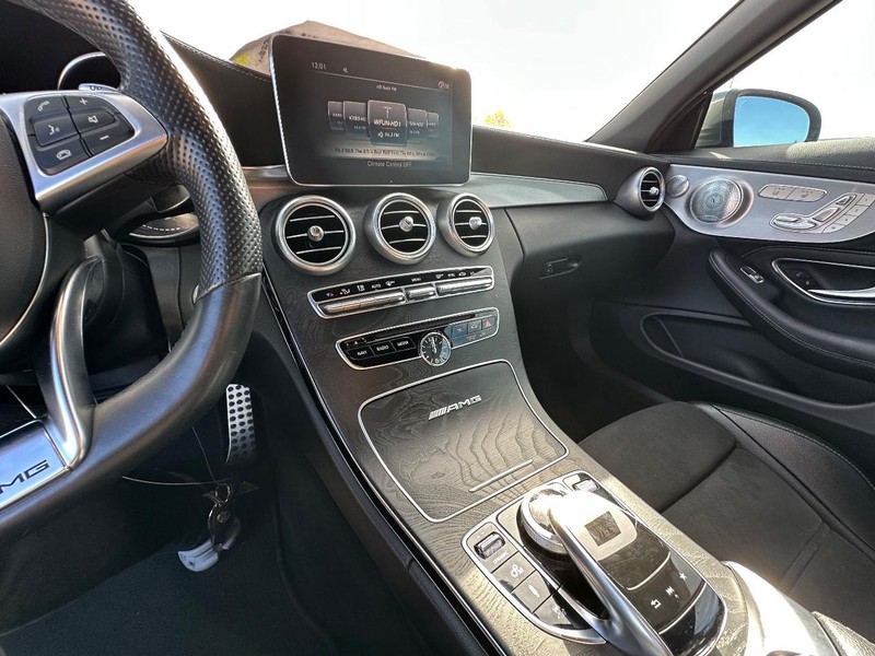 Mercedes-Benz C-Class Vehicle Full-screen Gallery Image 23