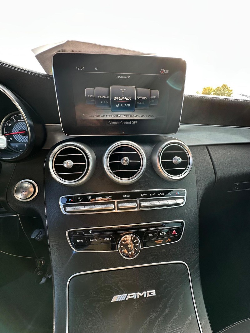 Mercedes-Benz C-Class Vehicle Full-screen Gallery Image 24