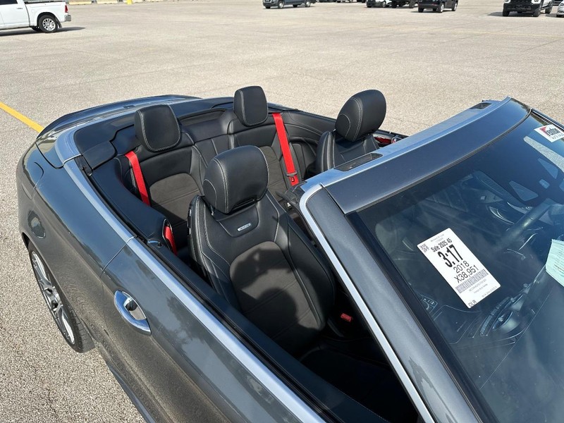 Mercedes-Benz C-Class Vehicle Full-screen Gallery Image 25