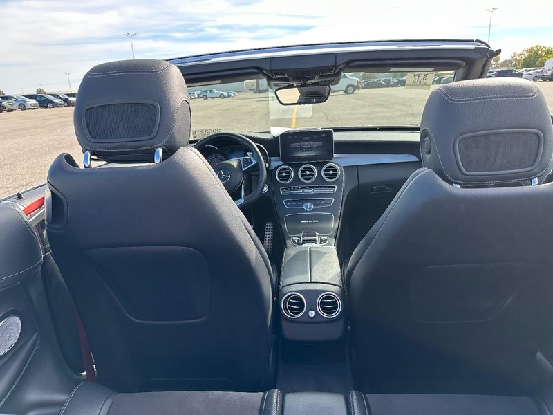 Mercedes-Benz C-Class Vehicle Full-screen Gallery Image 26