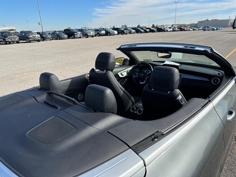 Mercedes-Benz C-Class Vehicle Full-screen Gallery Image 27